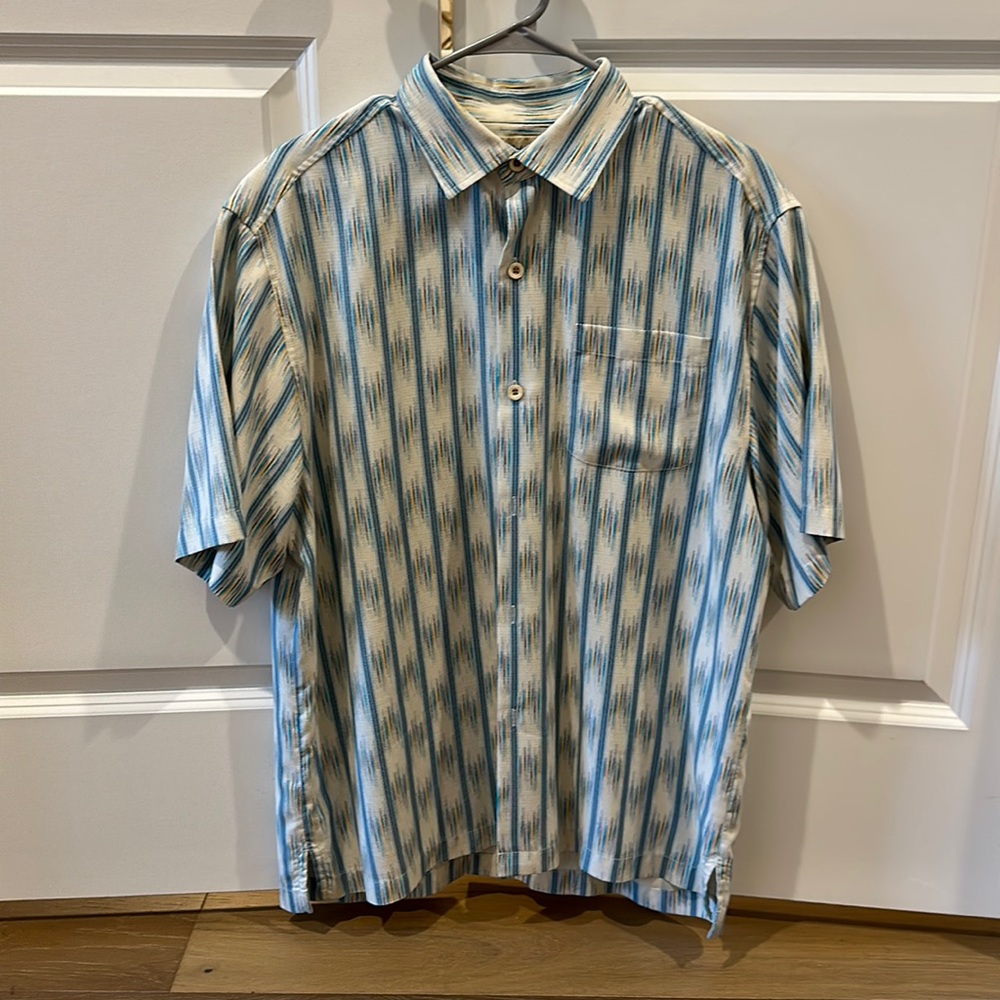 Tommy Bahama island zone button down short sleeve shirt.  Medium original fit.
